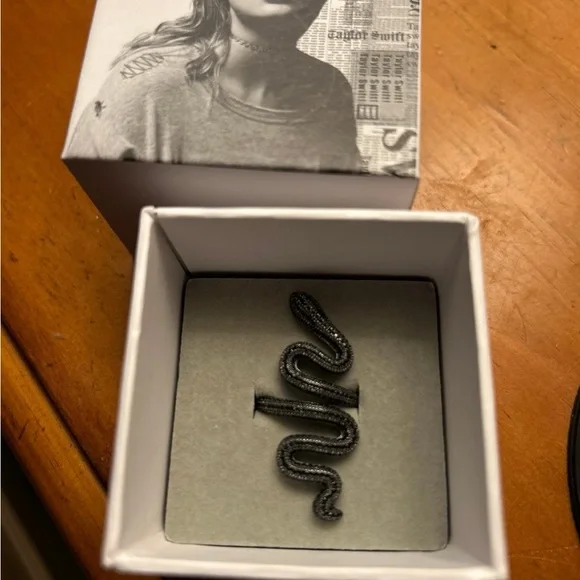 Taylor Swift official Black Reputation Snake Ring - Picture 1 of 9